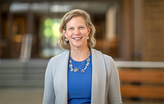 portrait of Lisa Earnhardt